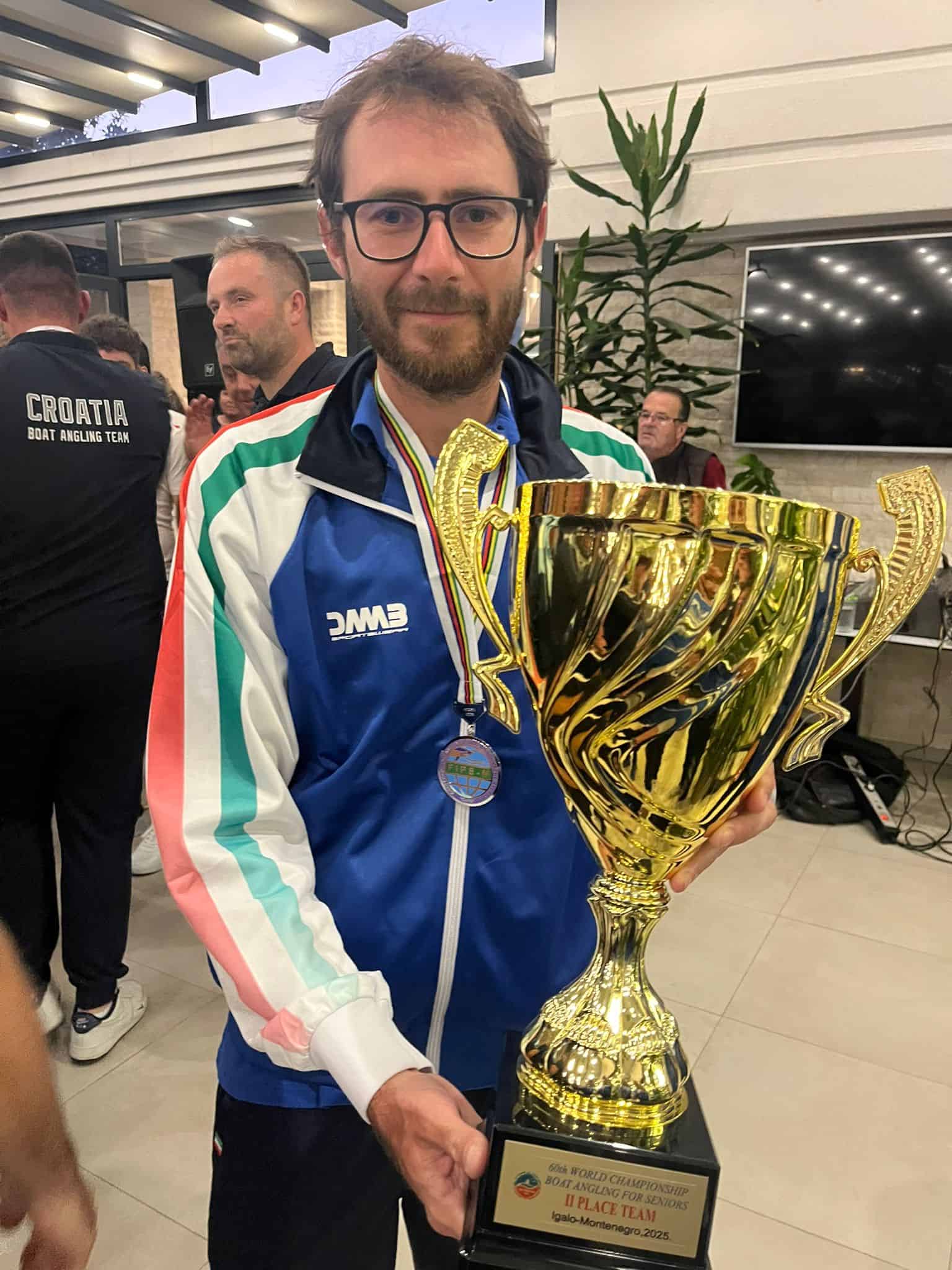 vincitore pesca sportiva con trofeo