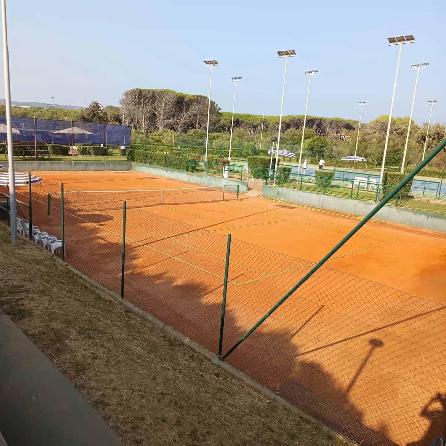 campo di gioco con rete e illuminazione