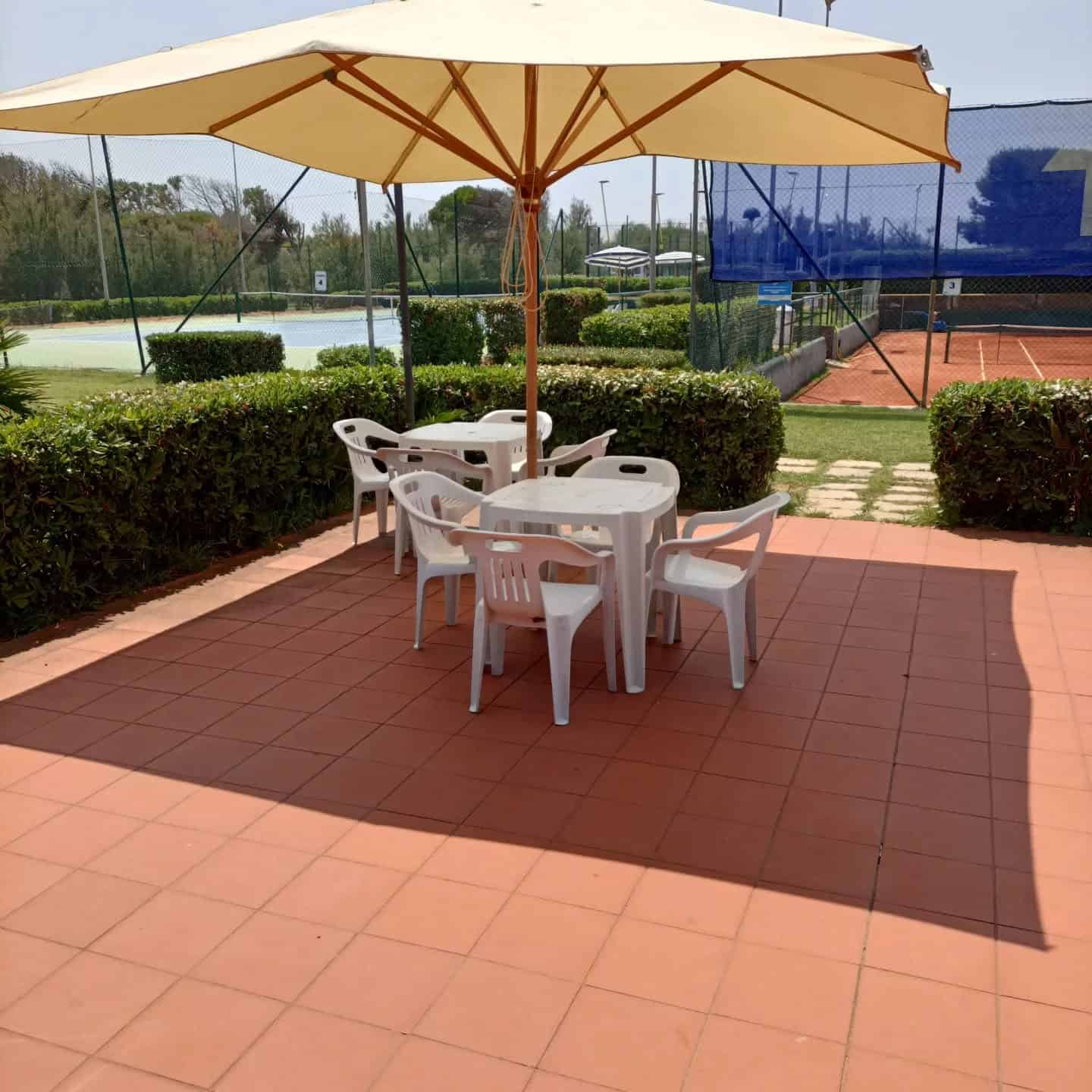 area relax con tavoli e ombrellone