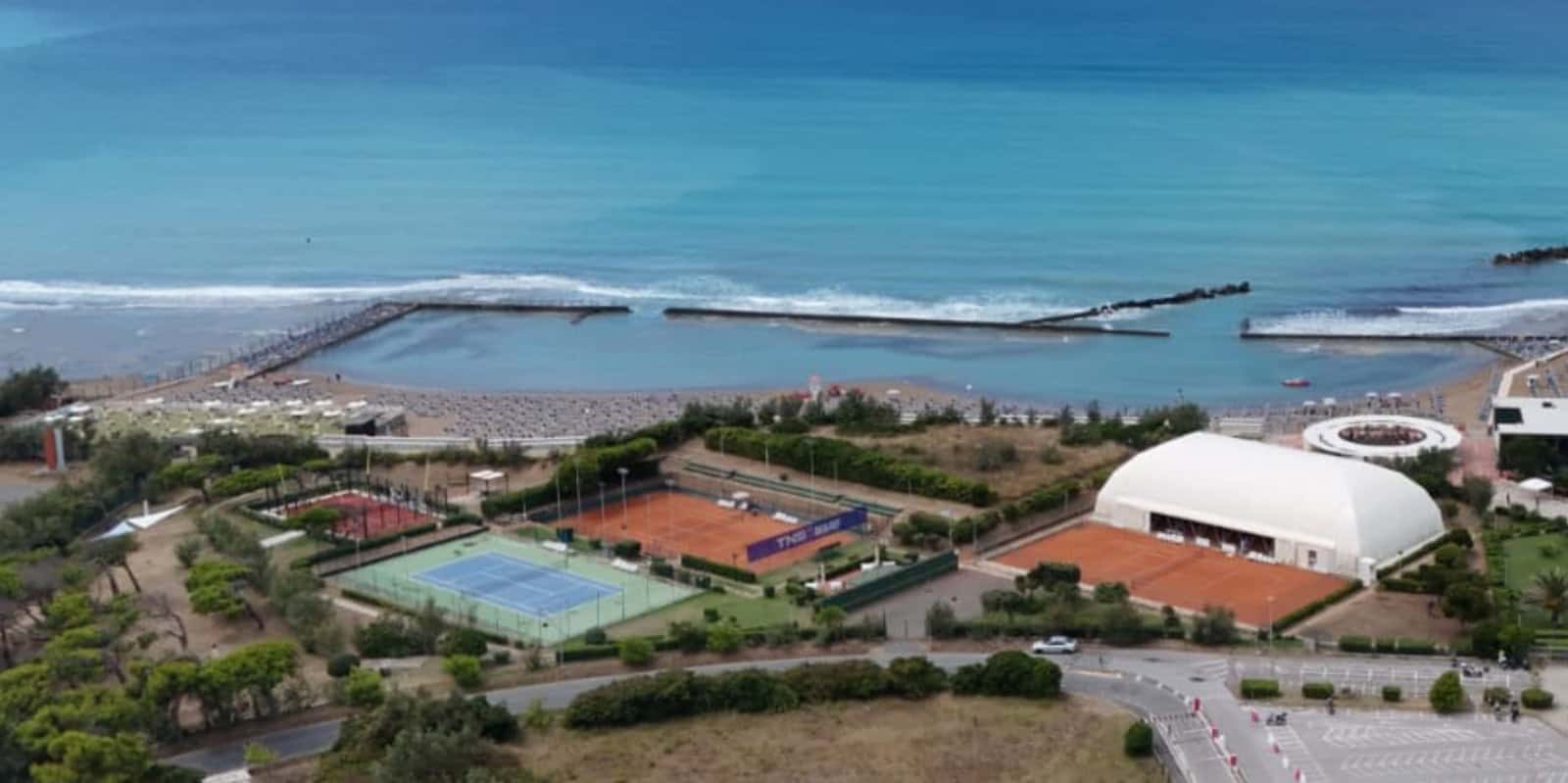 panorama di spiaggia e campi da tennis