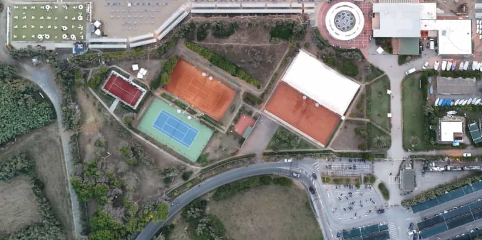 panorama di campi da tennis e parcheggio