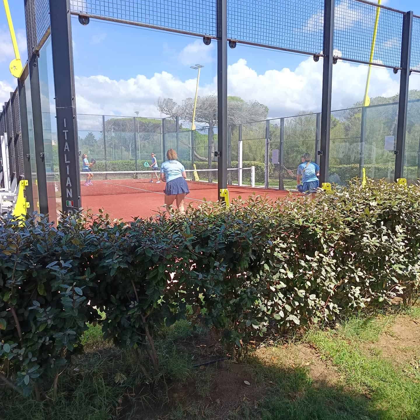 giocatori in campo da tennis all'aperto